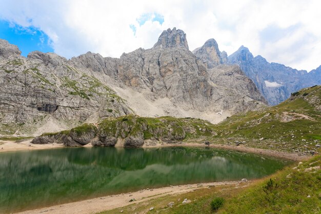 Lago alpino