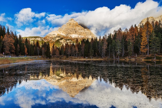 Lago Antorno nelle Dolomiti e con sorprendente riflesso del cielo nuvoloso e montagna rocciosa, Alto Adige, Italia