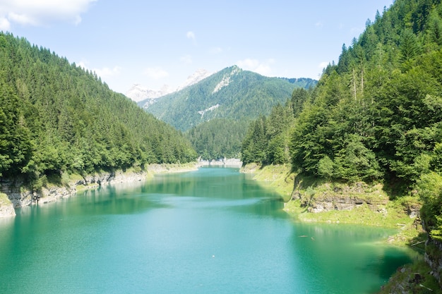 Lago artificiale della Val Noana, Mezzano, Italia. Paesaggio di montagna. Lago di acqua verde