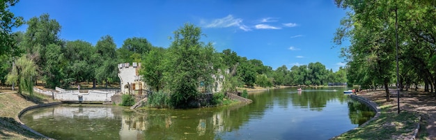 Lago artificiale nel parco Dyukovsky di Odessa Ucraina