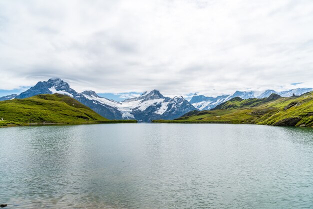 Lago Bachalpsee con Schreckhorn e Wetterhorn a Grindelwald in Svizzera