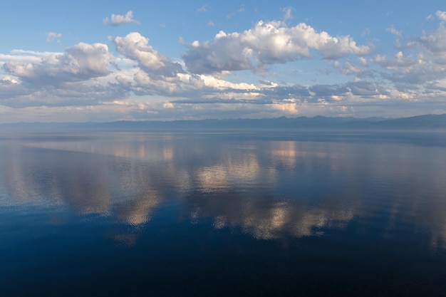 Lago Baikal di sera Le nuvole si riflettono nell'acqua