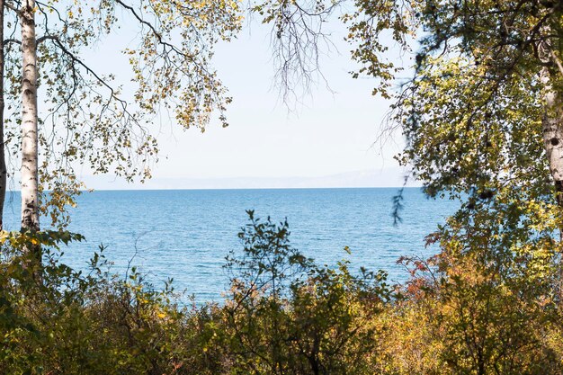 lago baikal in estate e in autunno