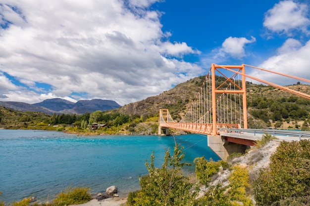 Lago Bertran e ponte del lago Carrera generale e montagne bello paesaggio, Cile, Patagonia, Sudamerica