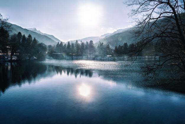 Lago blu con la riflessione dell'acqua e della nebbia al fondo della montagna. Caucaso, Cabardino-Balcaria, Russia