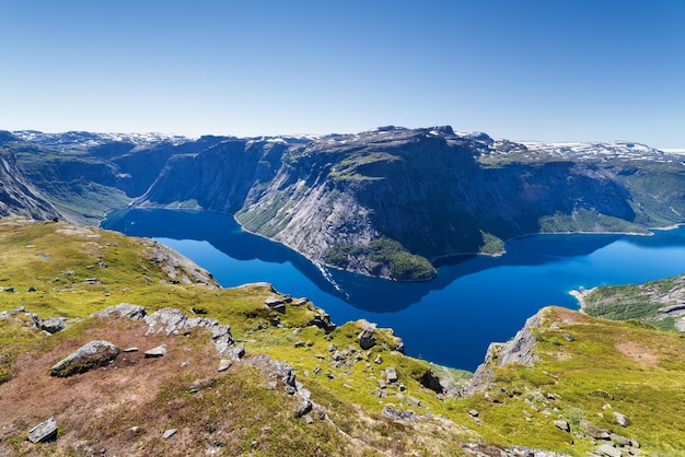 Lago blu in Norvegia vicino a Trolltunga