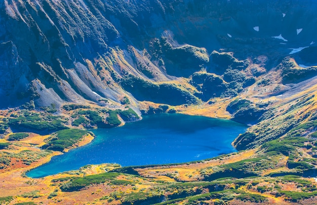 Lago blu nel cratere di un vulcano spento in Kamchatka.