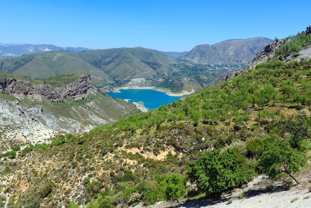 Lago blu nel Parco Nazionale della Sierra Nevada, vicino a Granada, Spagna. Paesaggio montano estivo.