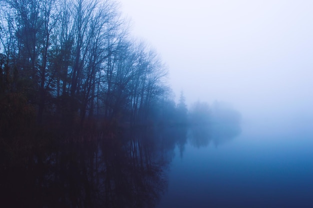 Lago blu nella nebbia mattutina