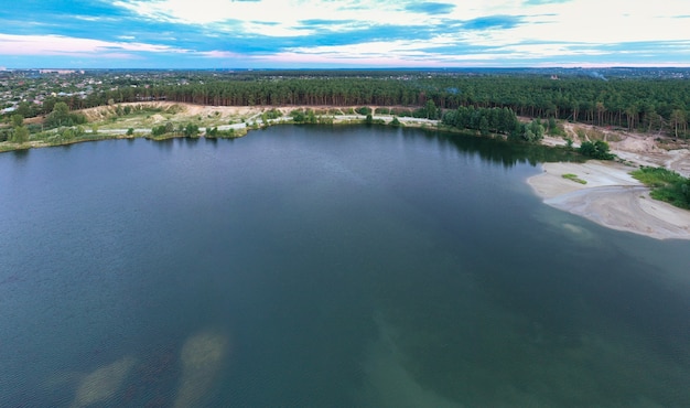 Lago blu, pineta e grande città