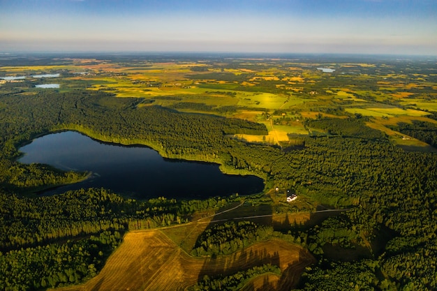 Lago Bolta nella foresta nel Parco Nazionale dei Laghi Braslav all'alba