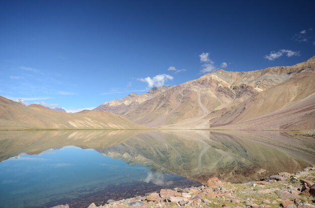 Lago Chandrathal alle grandi montagne himalayane in India