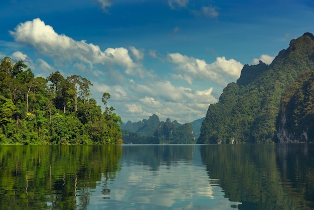 Lago Cheow Lan in Tailandia