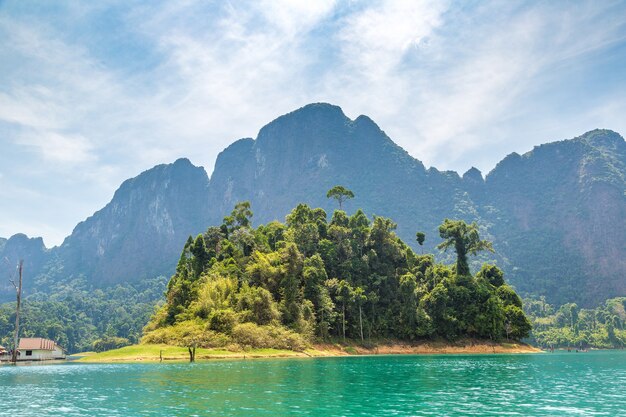 Lago Cheow Lan, Parco Nazionale di Khao Sok in Thailandia