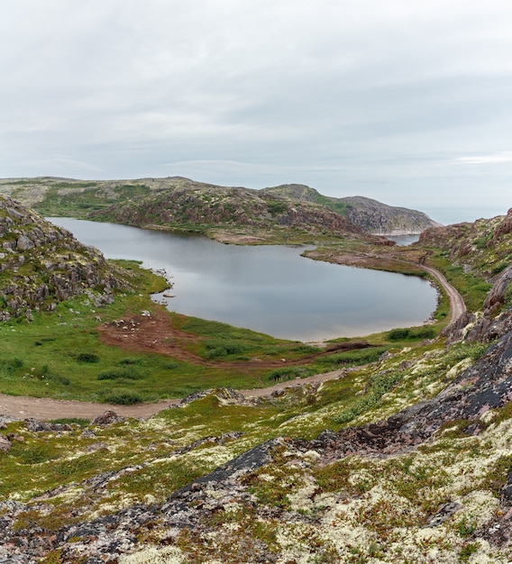 Lago con acqua dolce e pulita sulla riva del mare di Barents. Penisola di Kola, Russia