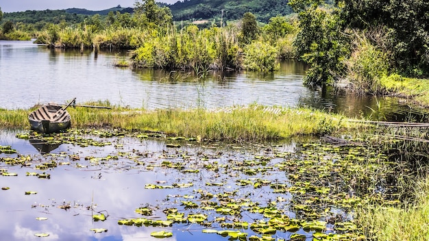 lago con barca a riva