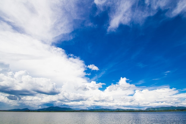 lago con cielo blu