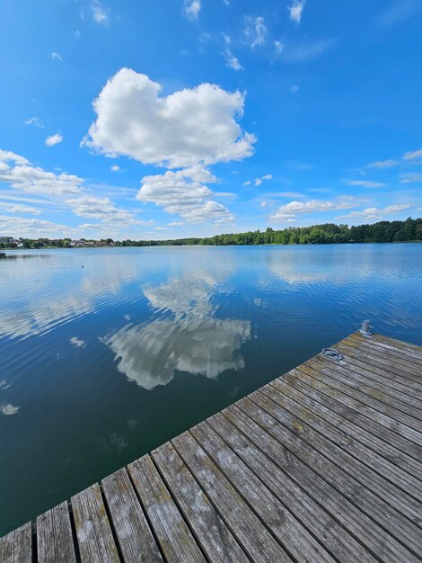 Lago con molo a Trakai in Lituania