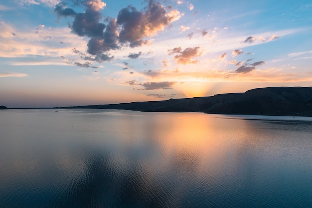 Lago con montagna al bellissimo tramontoxA