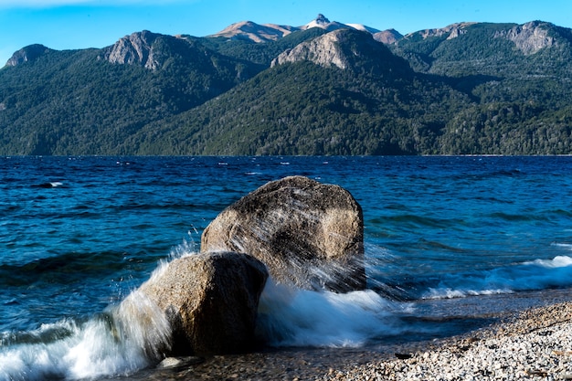 Lago con montagne ondeggiano sulle rocce