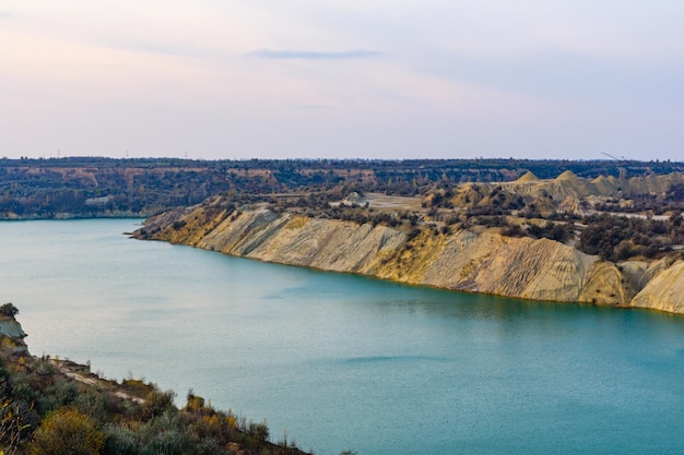 Lago con sponda sabbiosa nella cava di carbone abbandonata