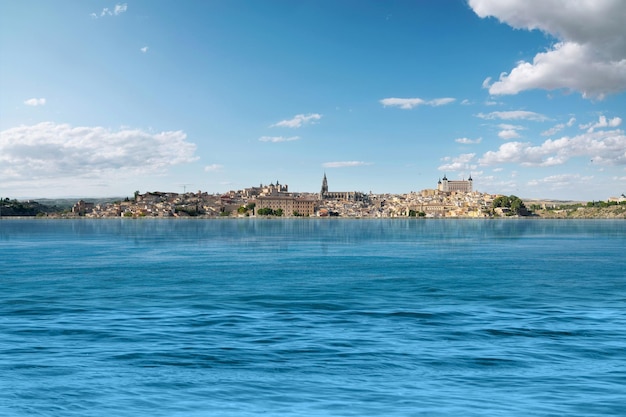 Lago con vista sui paesaggi urbani