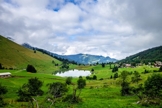 Lago dei Confins e paesaggio di montagna a La Clusaz, Alta Savoia, Francia