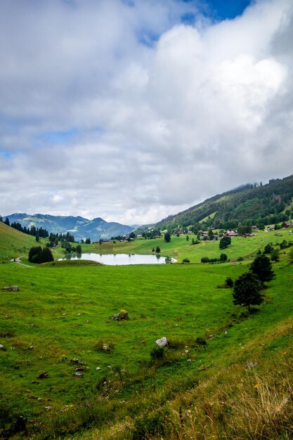 Lago dei Confins e paesaggio di montagna a La Clusaz, Alta Savoia, Francia