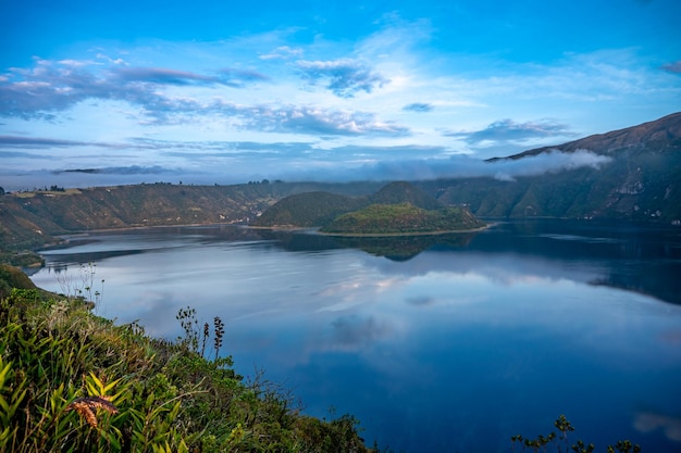 Lago del cratere Cuicocha ai piedi del vulcano Cotacachi nelle Ande ecuadoriane