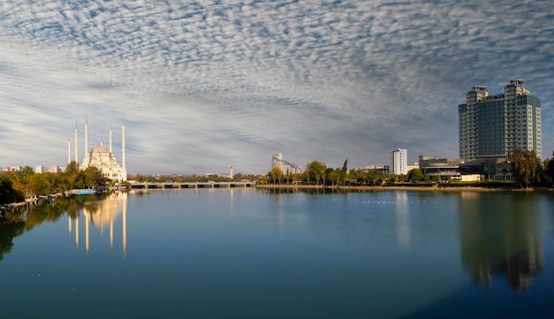 Lago della moschea centrale di Adana Sabanc e parco cittadino