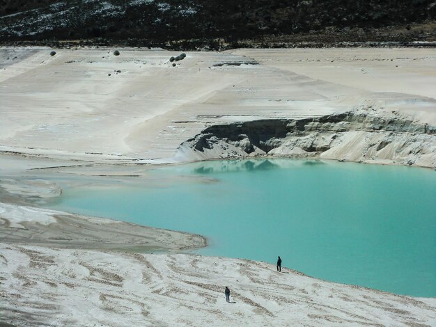 Lago di acqua cristallina nelle Ande peruviane