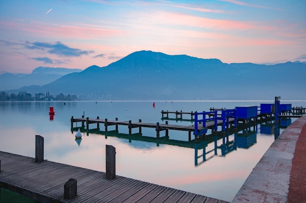 Lago di Annecy e montagne delle alpi all'alba francia venezia delle alpi francia