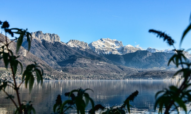 Lago di Annecy in Francia in autunno al tramonto