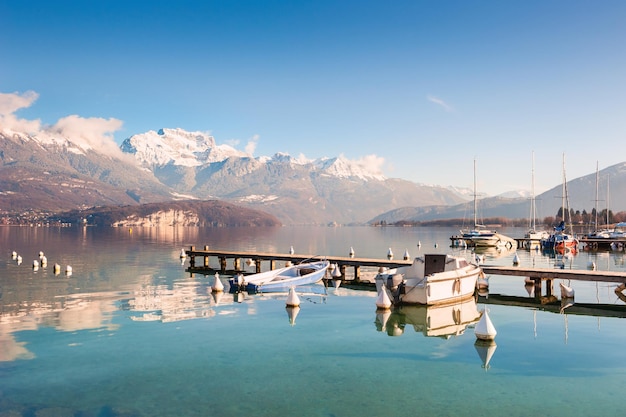 Lago di Annecy nelle Alpi francesi. Bel paesaggio