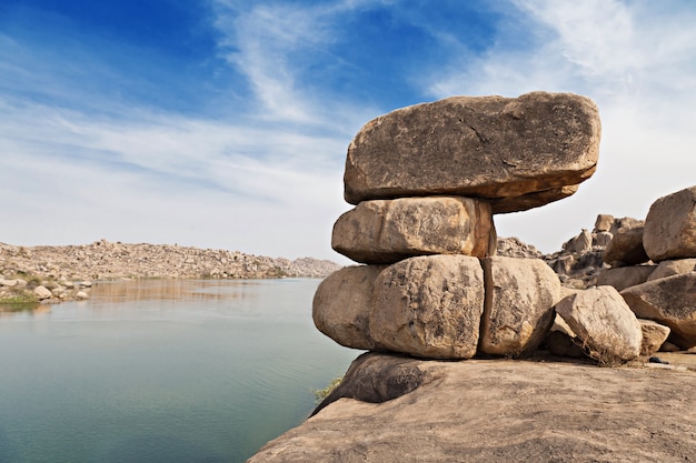 Lago di bellezza a Hampi