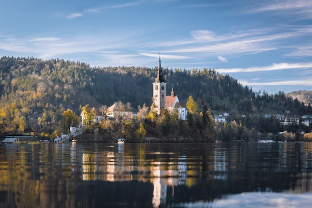 Lago di Bled nelle montagne alpine in autunno sotto il cielo blu