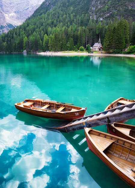 Lago di Braers Alpi dolomitiche Italia Barche sul lago Paesaggio nelle Alpi dolomitiche Italia Lago di Braies Immagine