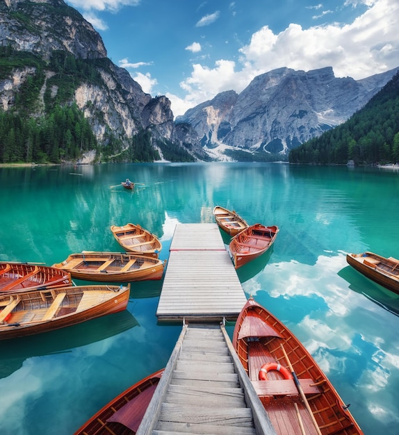 Lago di Braers Alpi dolomitiche Italia Barche sul lago Paesaggio nelle Alpi dolomitiche Italia Lago di Braies Immagine