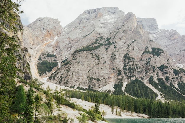 Lago di Braies nelle Dolomiti, Alto Adige, Italia.