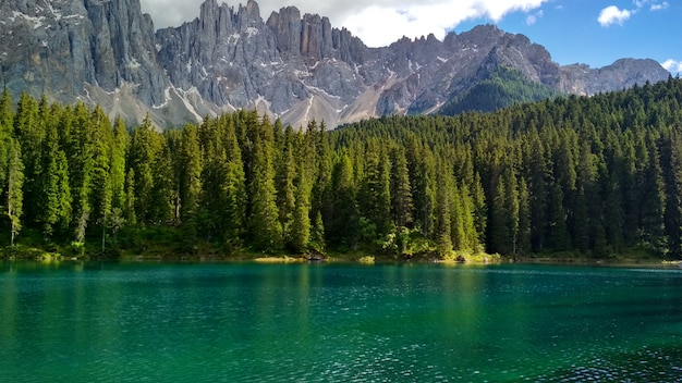 Lago di Carezza (Karersee), un bellissimo lago nelle Dolomiti, Trentino Alto Adige, Italia