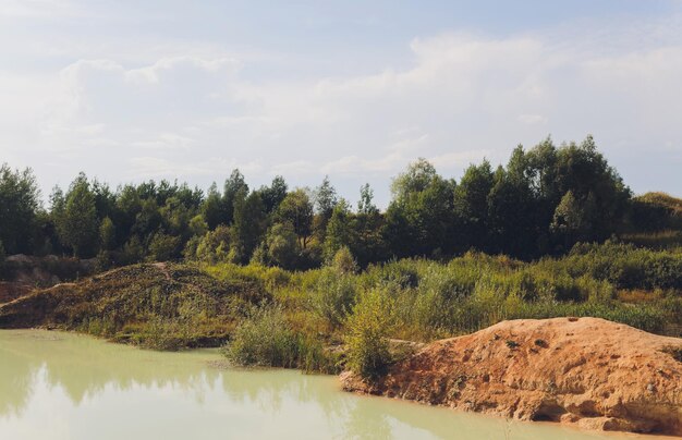 Lago di cava di amianto a cielo aperto con acqua blu