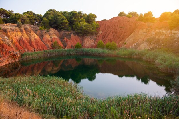 Lago di cava di bauxite colorato in Puglia Italia