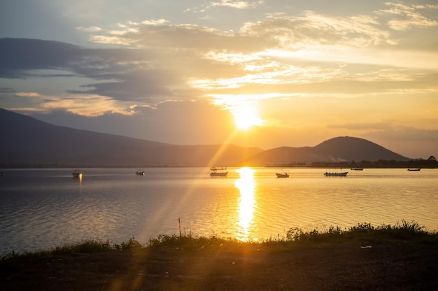 Lago di chapala jalisco mexico lago al tramonto con barche da pesca riflesso del sole sul lago mexico