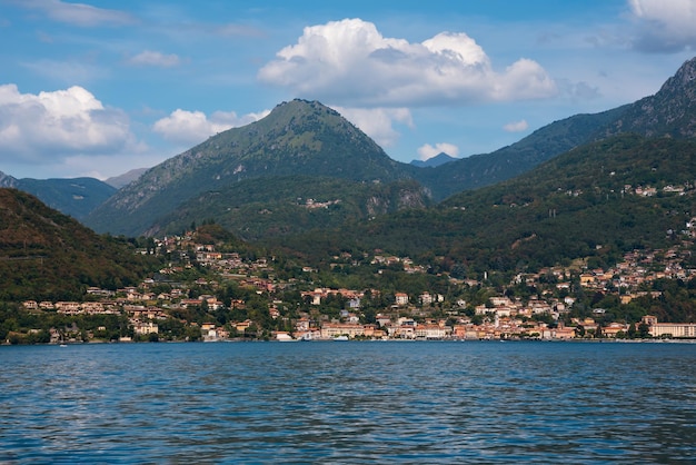 Lago di Como in Italia Paesaggio naturale con montagne e lago blu