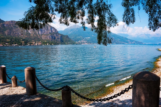 Lago di Como in Italia Paesaggio naturale con montagne e lago blu