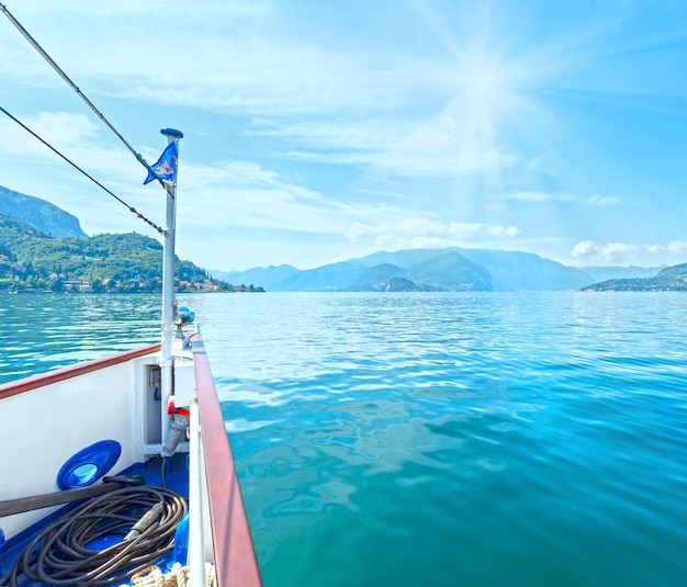 Lago di Como (Italia) vista dal sole estivo dal bordo della nave