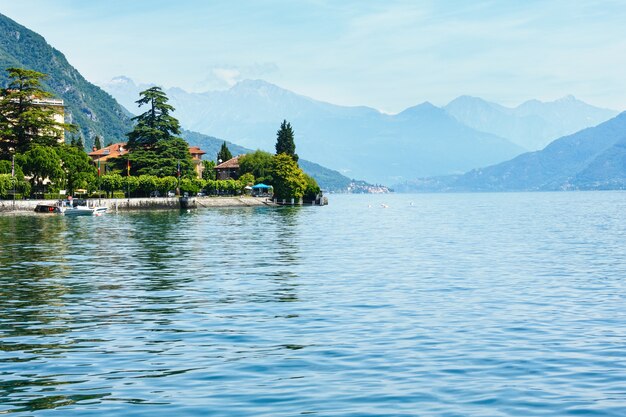 Lago di Como (Italia) vista estiva dal bordo della nave