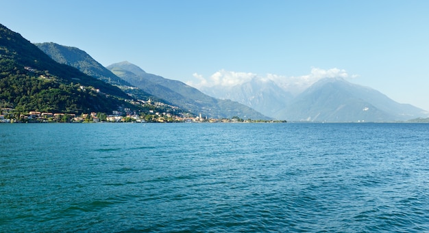 Lago di Como (Italia) vista estiva dal bordo della nave