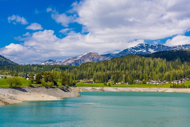 Lago di cristallo blu Davos Davosersee Grigioni Svizzera