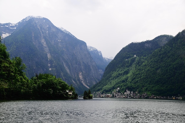 Lago di Hallstatt e montagne